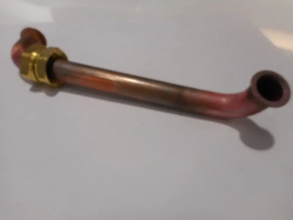 Kupferrohr mit goldfarbener Fittingsverbindung, verwendet in Heizsystemen, möglicherweise von der Marke Remeha.